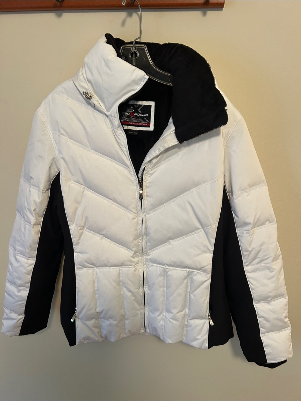 ZeroXposur Women's White and Black Insulated Puffer Jacket